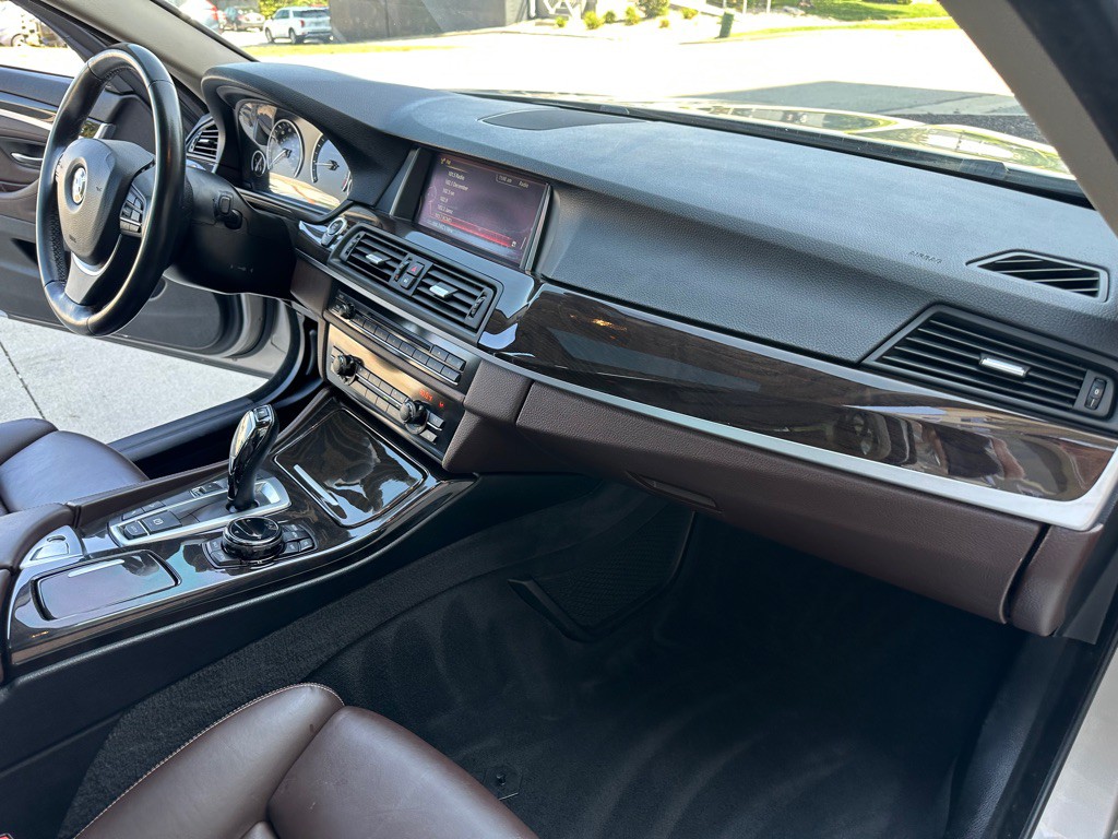 2015 BMW 5 Series Image 25