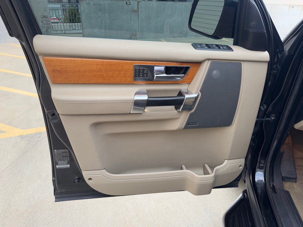 2012 Land Rover LR4 Image 10