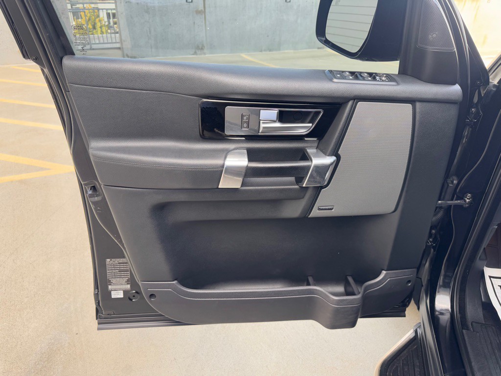 2016 Land Rover LR4 Image 10