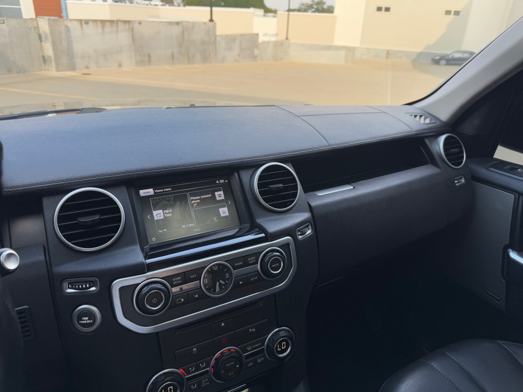 2016 Land Rover LR4 Image 17