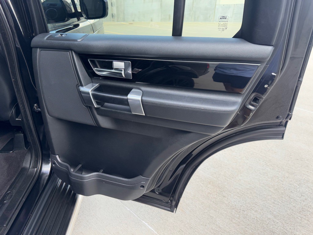 2016 Land Rover LR4 Image 25