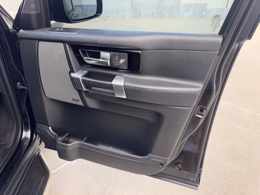 2016 Land Rover LR4 Image 27