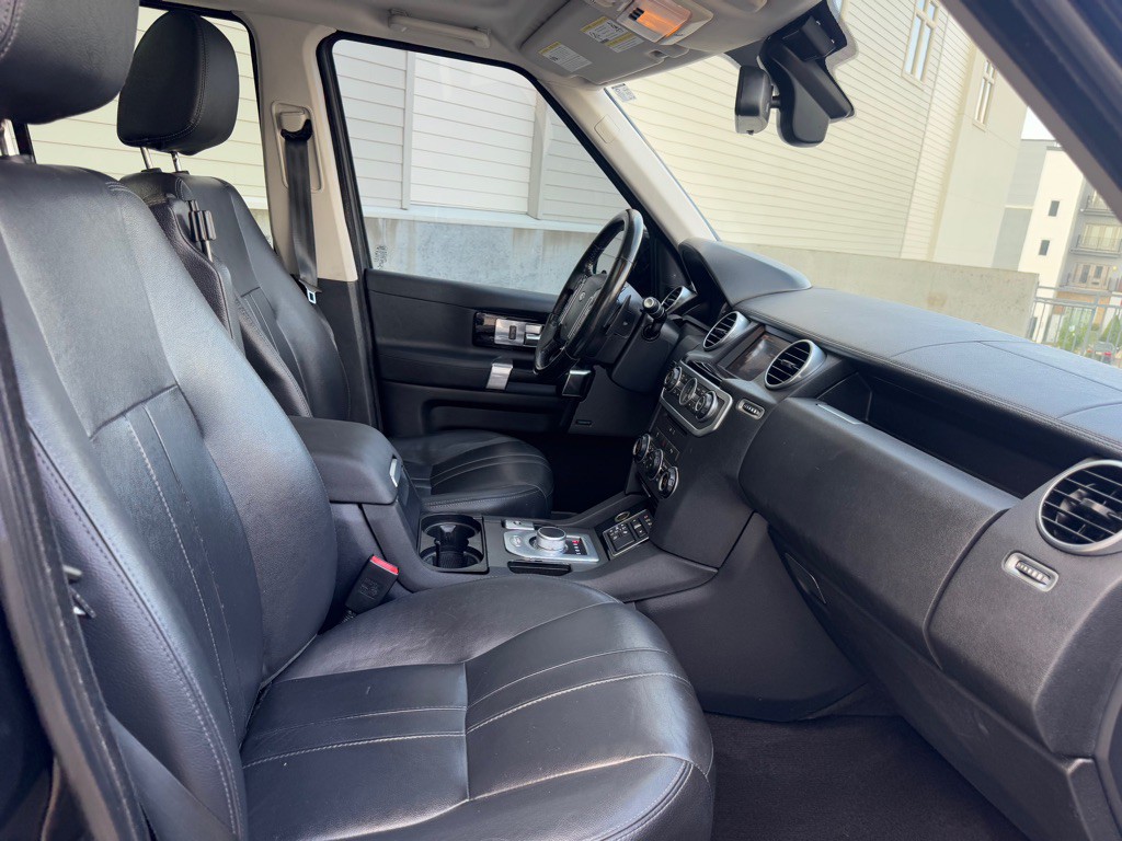 2016 Land Rover LR4 Image 28
