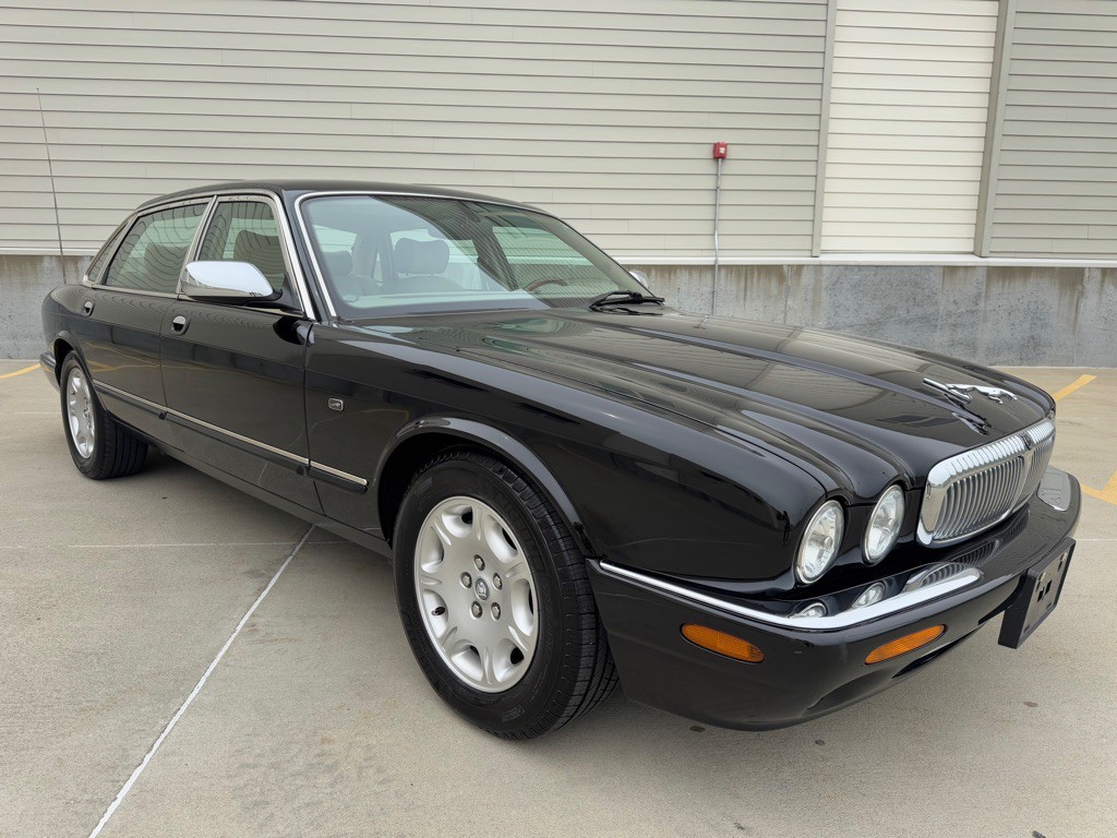 2003 Jaguar Vandenplas Image 1