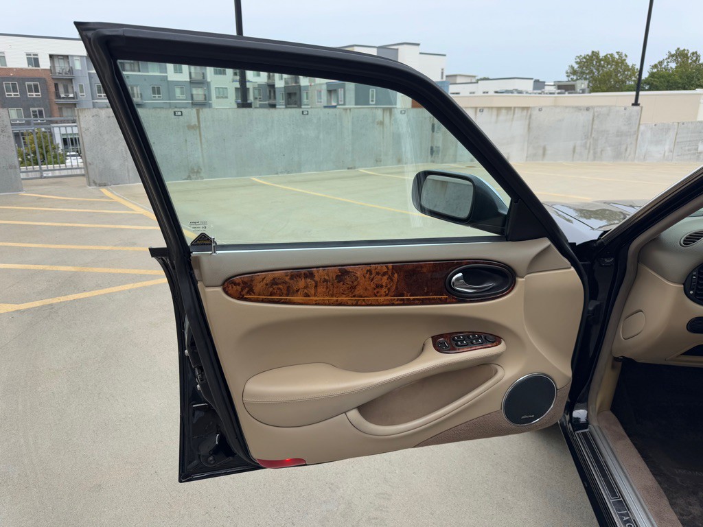 2003 Jaguar Vandenplas Image 11