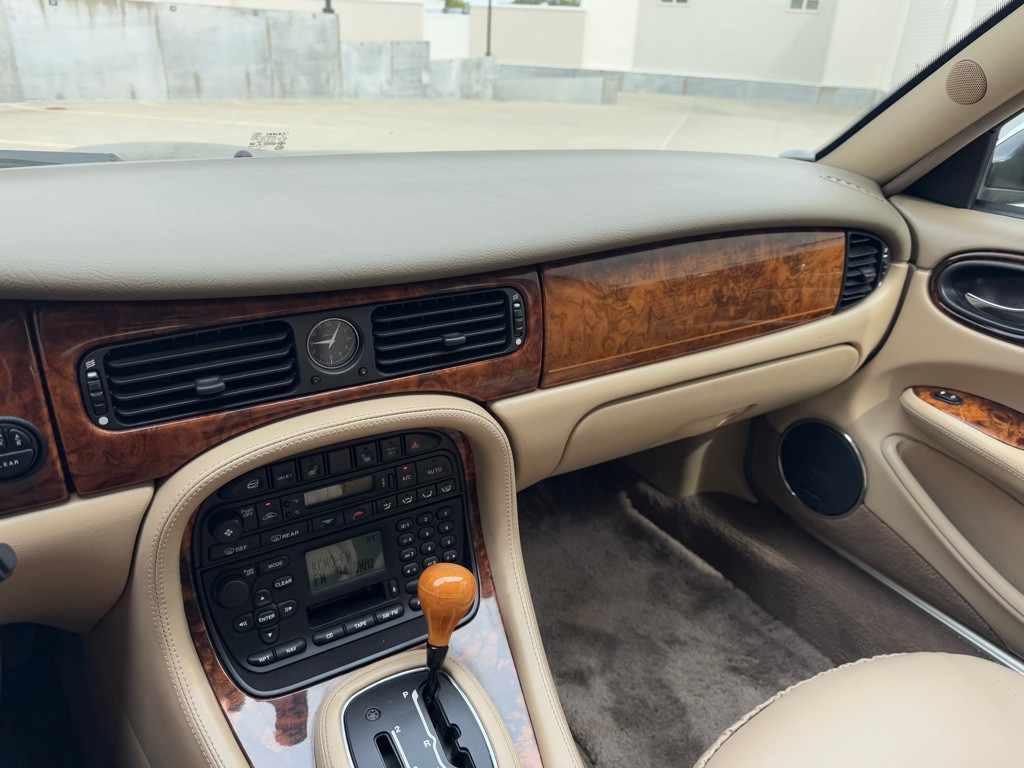 2003 Jaguar Vandenplas Image 17