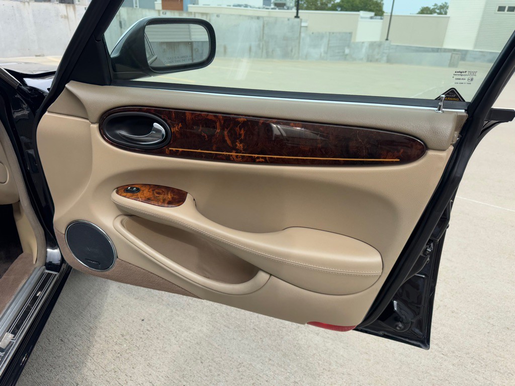 2003 Jaguar Vandenplas Image 28