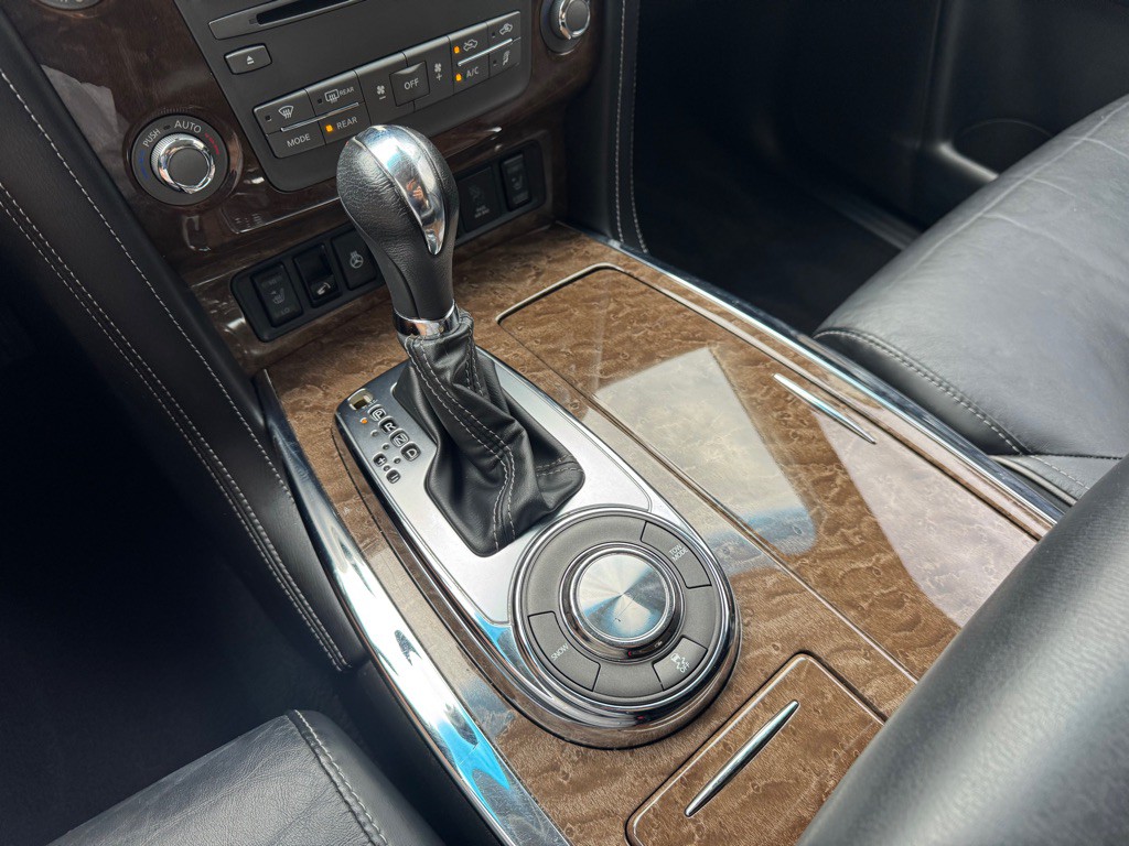 2017 INFINITI QX80 Image 21