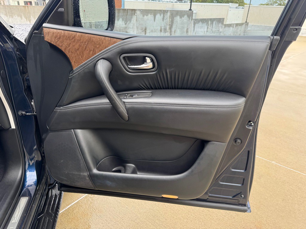 2017 INFINITI QX80 Image 31