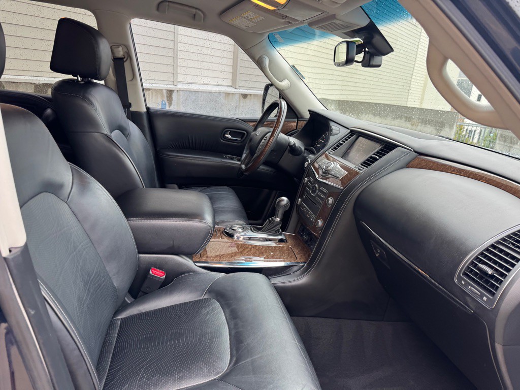2017 INFINITI QX80 Image 32