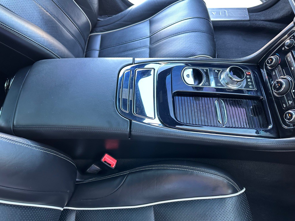 2013 Jaguar XJ Image 26