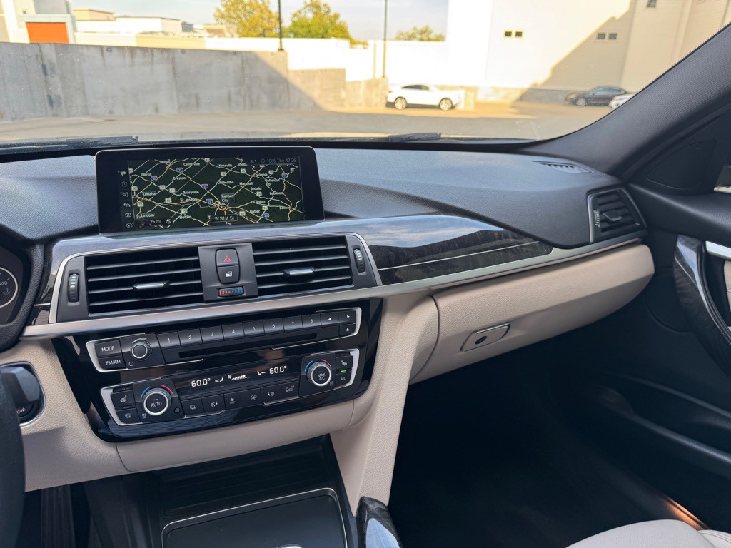 2017 BMW 3 Series Image 15