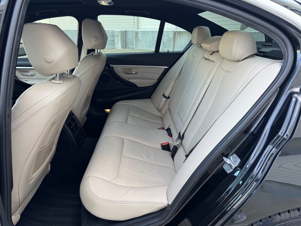 2017 BMW 3 Series Image 21