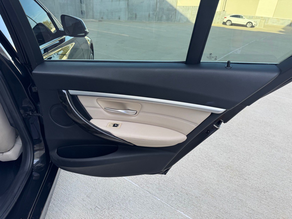 2017 BMW 3 Series Image 23