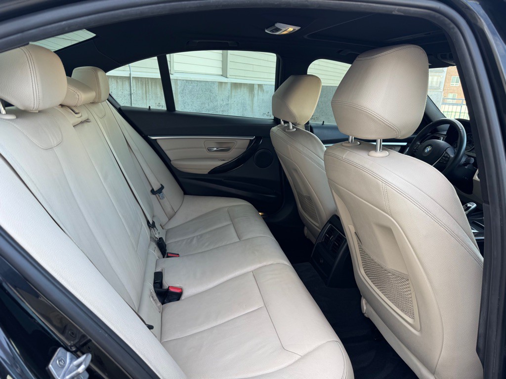 2017 BMW 3 Series Image 24