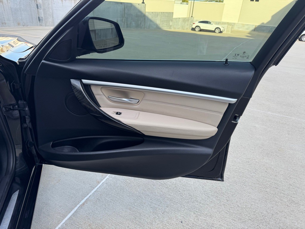 2017 BMW 3 Series Image 26