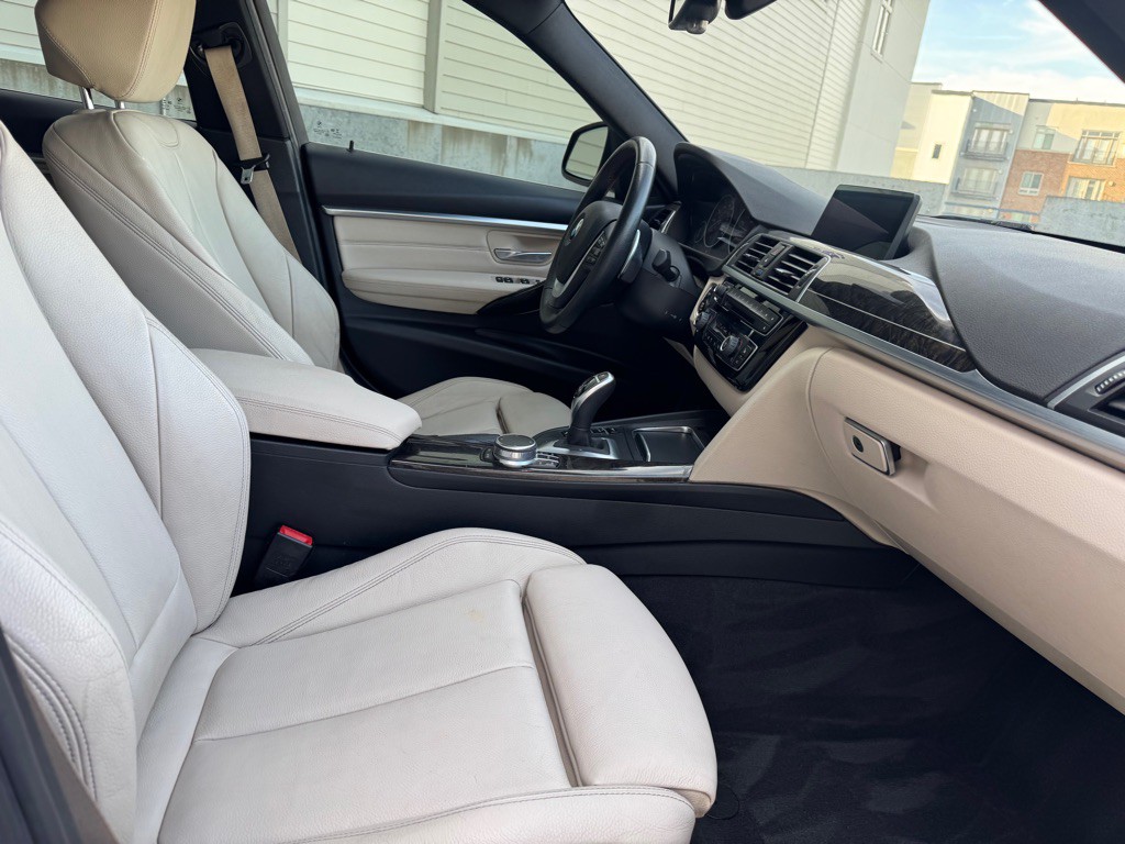 2017 BMW 3 Series Image 27