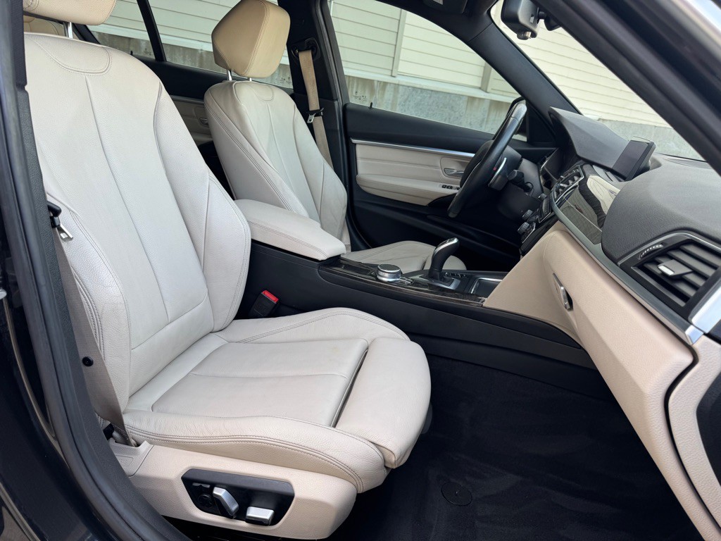2017 BMW 3 Series Image 28