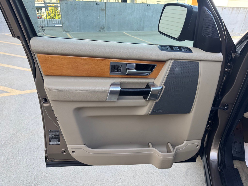 2012 Land Rover LR4 Image 10