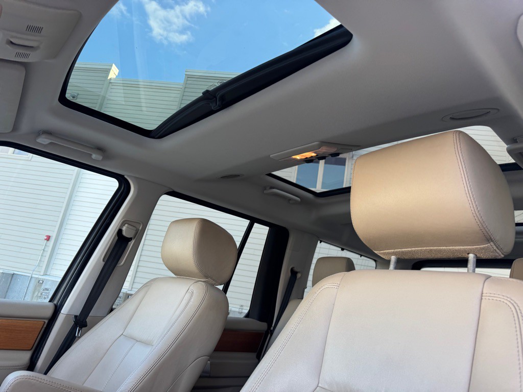 2012 Land Rover LR4 Image 13