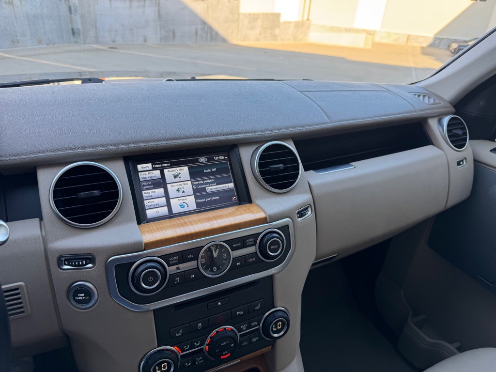2012 Land Rover LR4 Image 16
