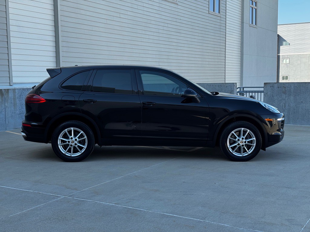 2016 Porsche Cayenne Image 2
