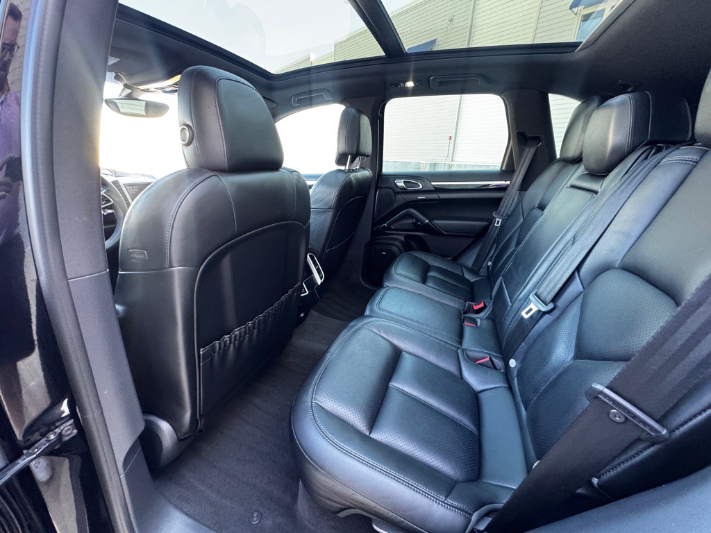 2016 Porsche Cayenne Image 16