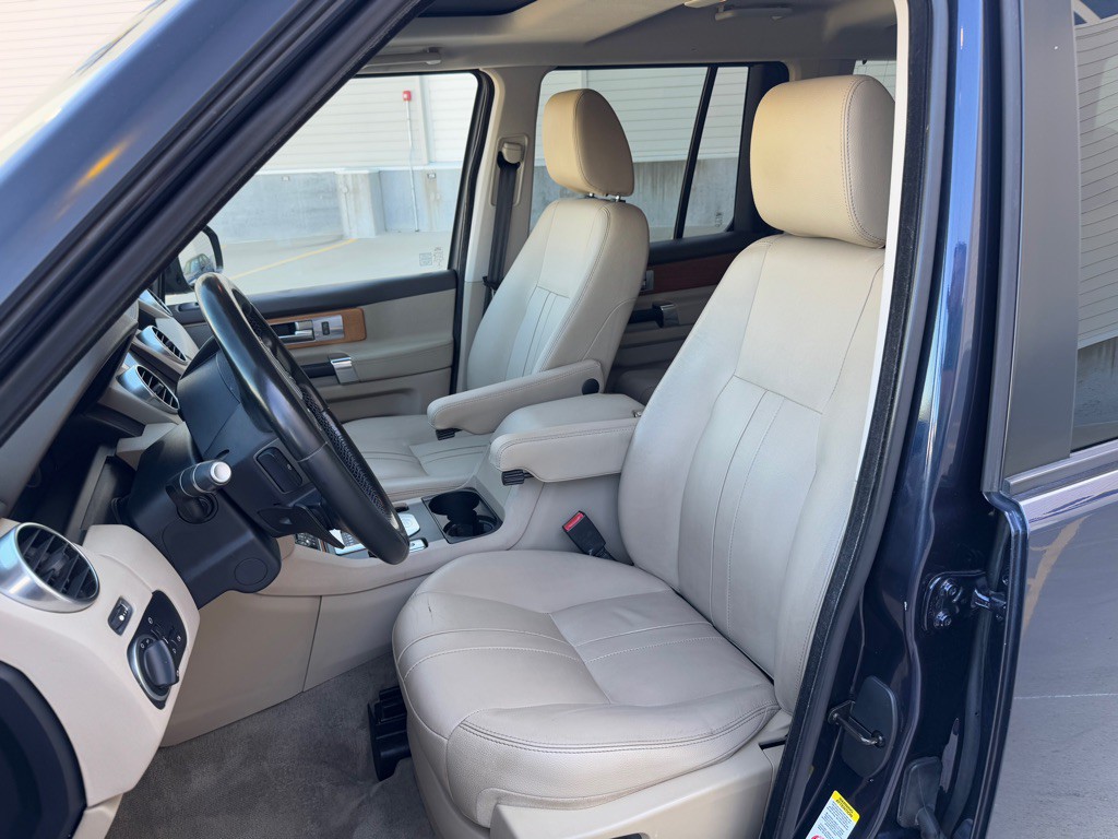 2015 Land Rover LR4 Image 11