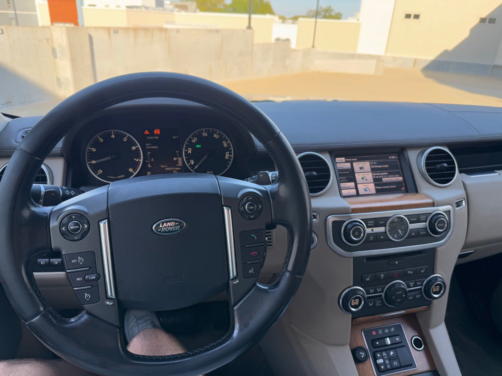 2015 Land Rover LR4 Image 12