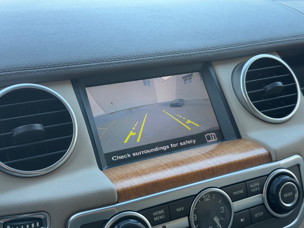 2015 Land Rover LR4 Image 14