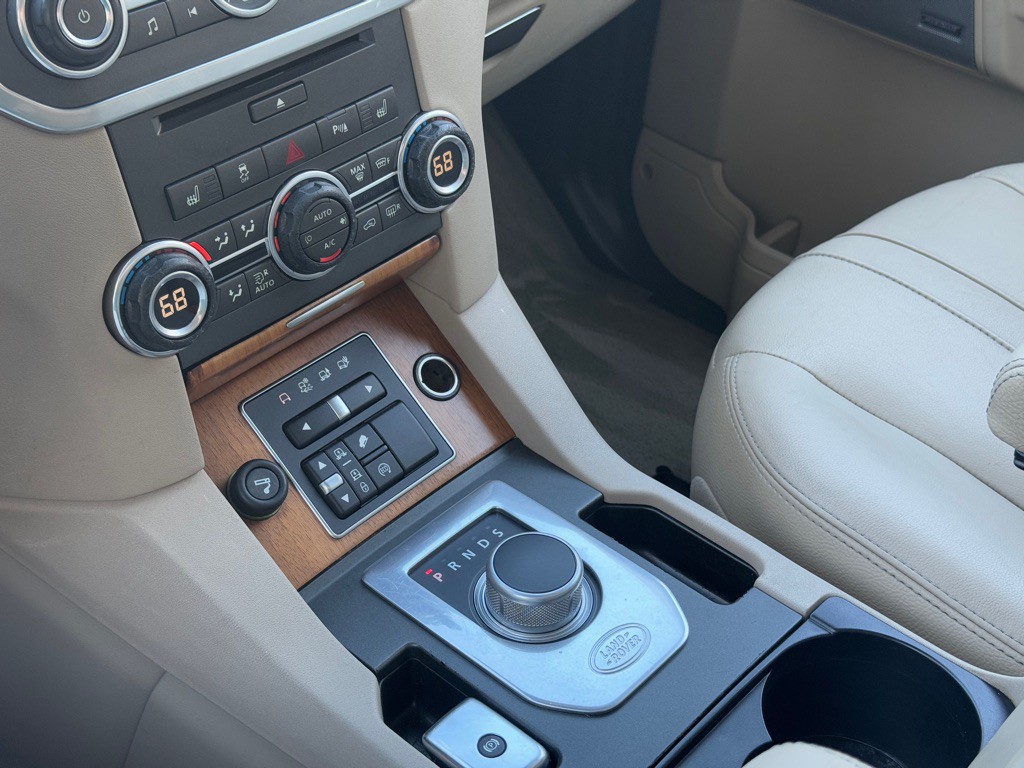 2015 Land Rover LR4 Image 15