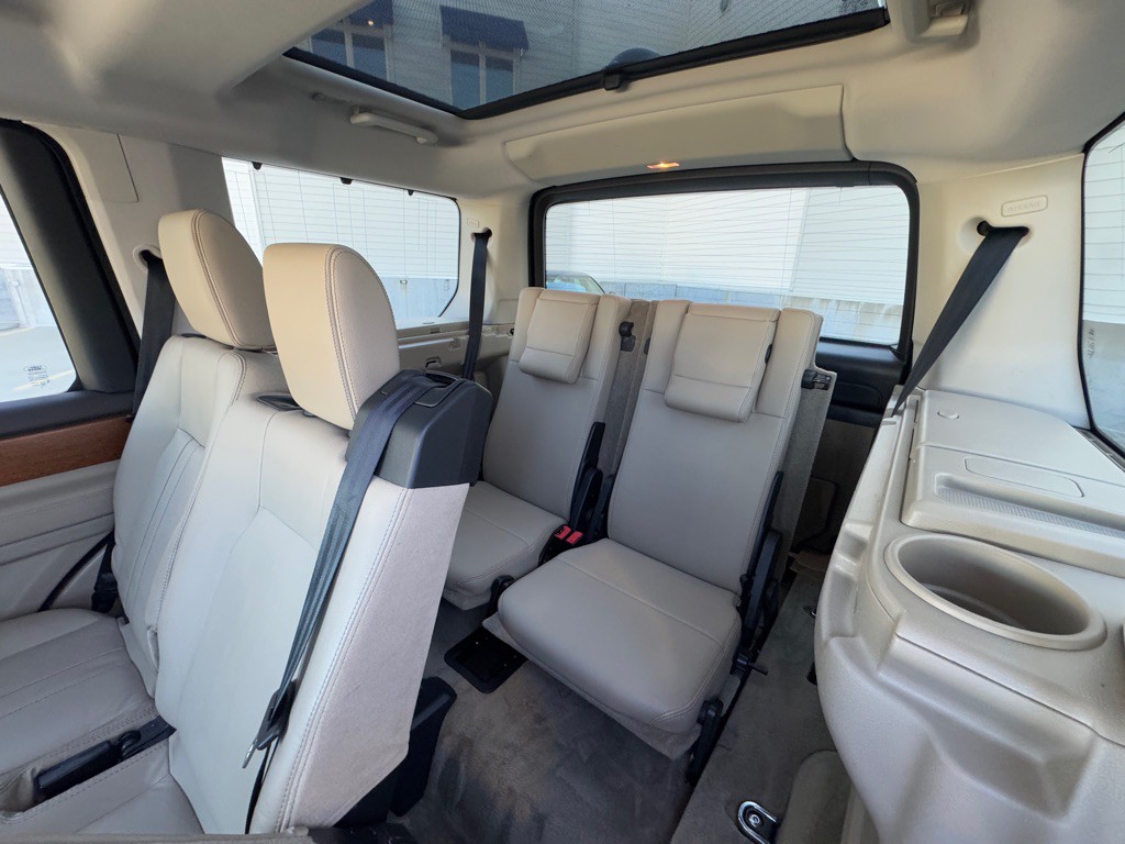 2015 Land Rover LR4 Image 18