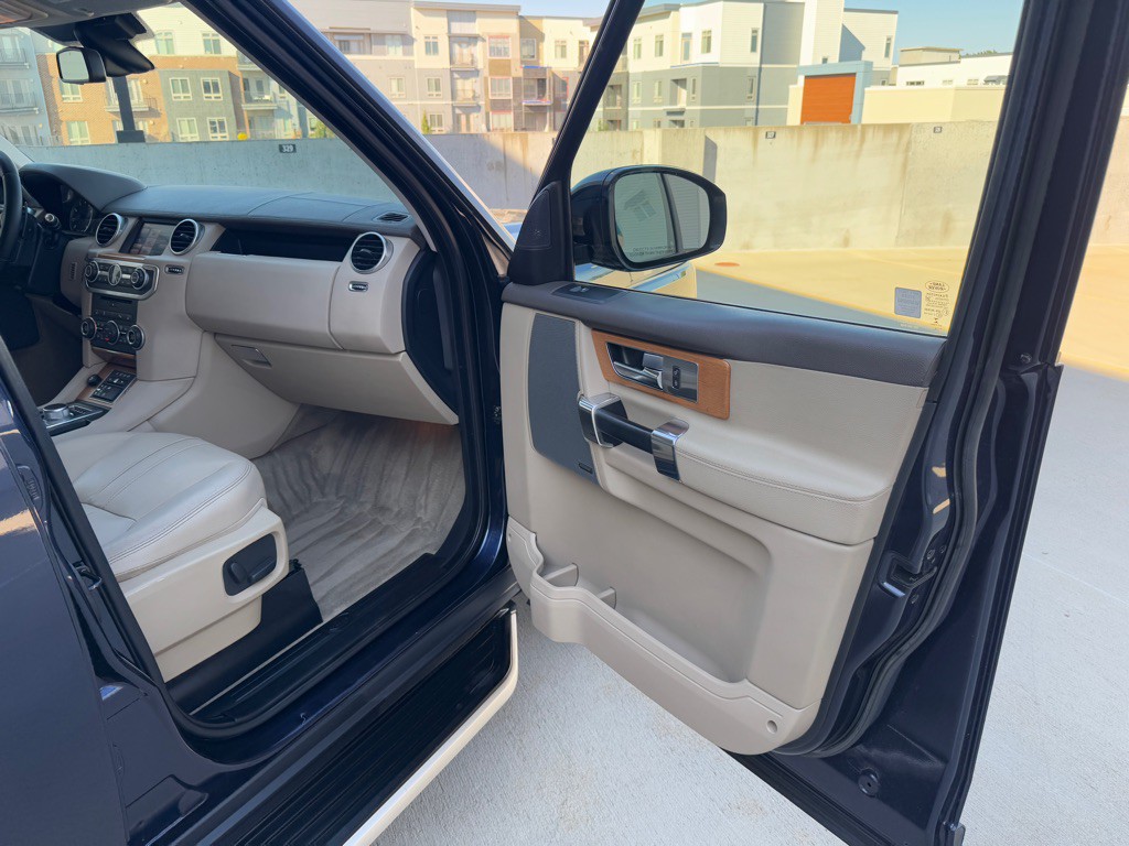 2015 Land Rover LR4 Image 23