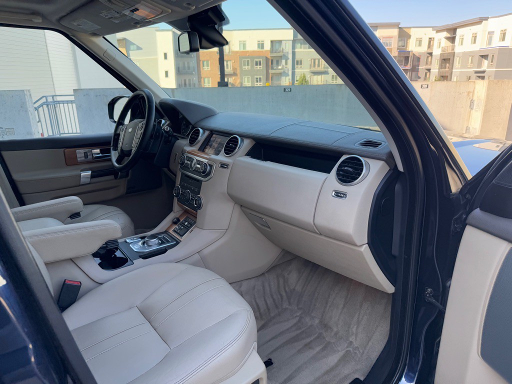 2015 Land Rover LR4 Image 24