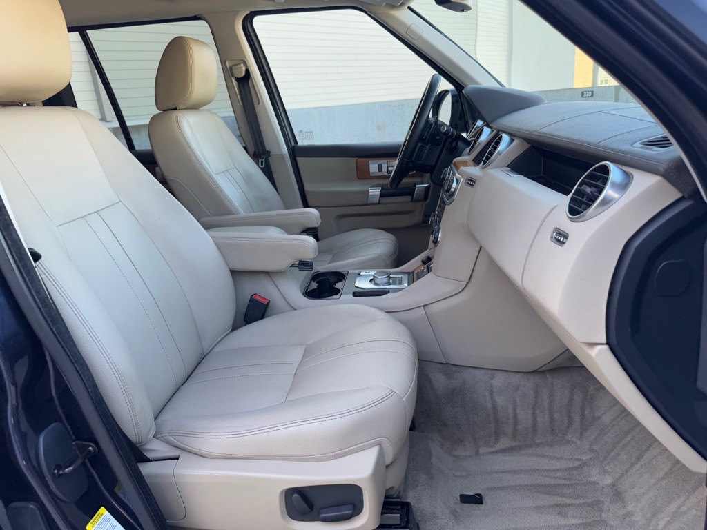 2015 Land Rover LR4 Image 25