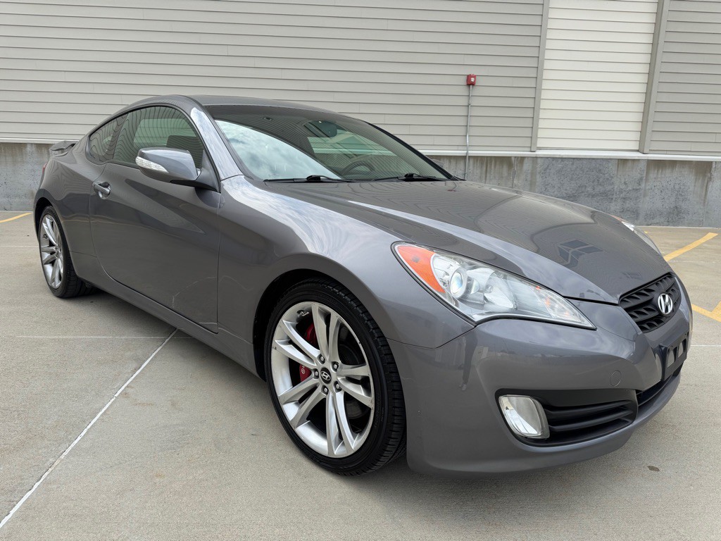 2011 Hyundai Genesis Image 1