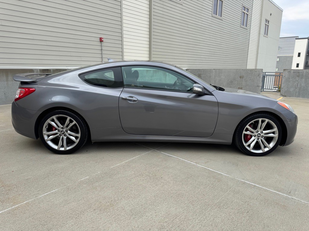 2011 Hyundai Genesis Image 2