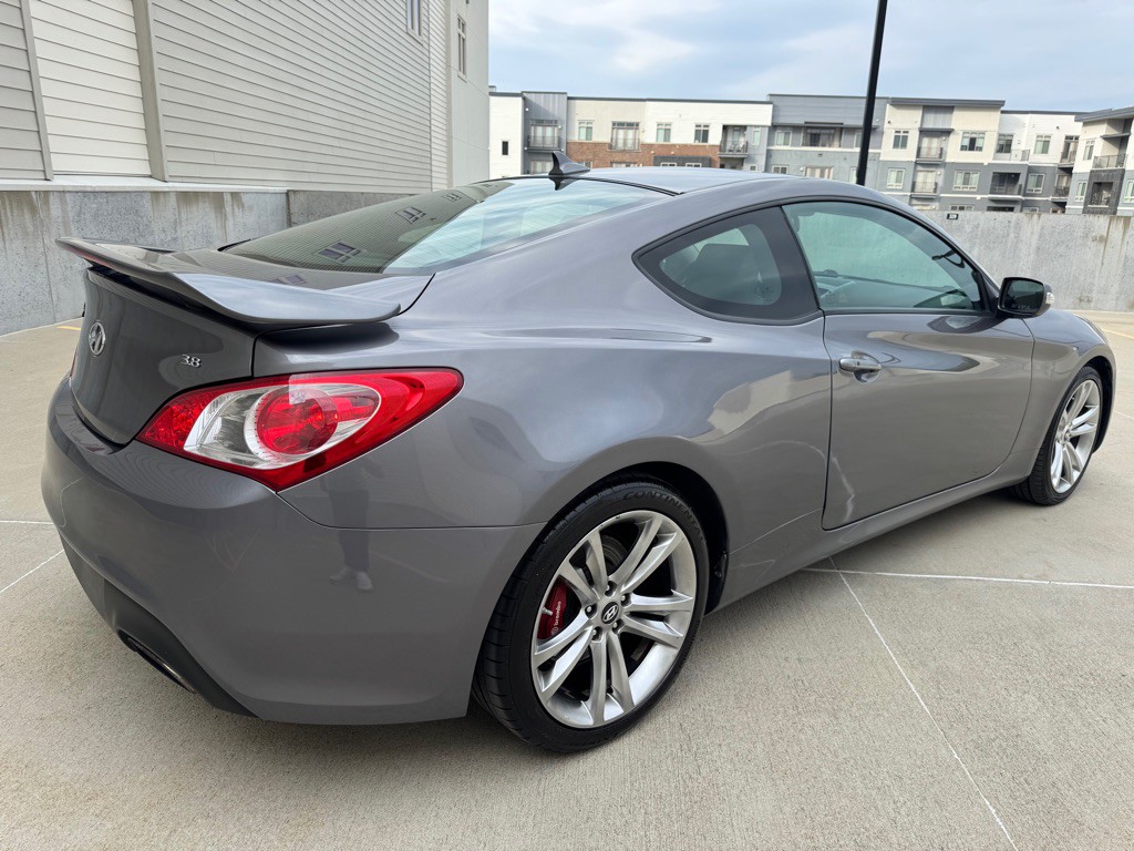 2011 Hyundai Genesis Image 3