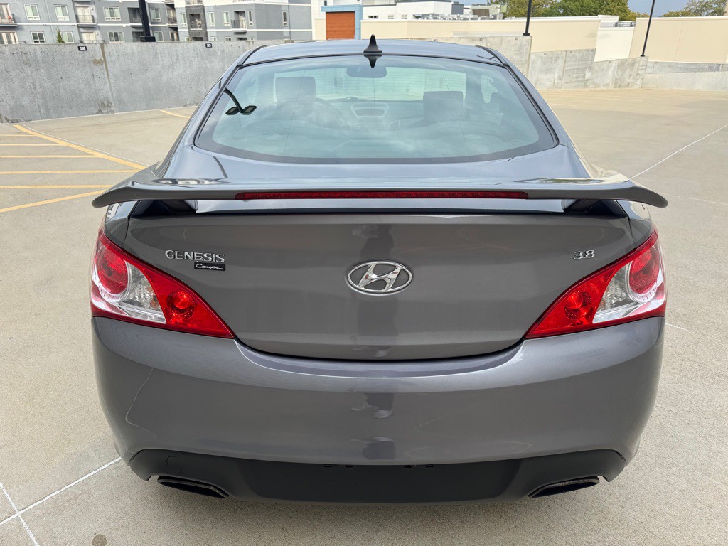 2011 Hyundai Genesis Image 4
