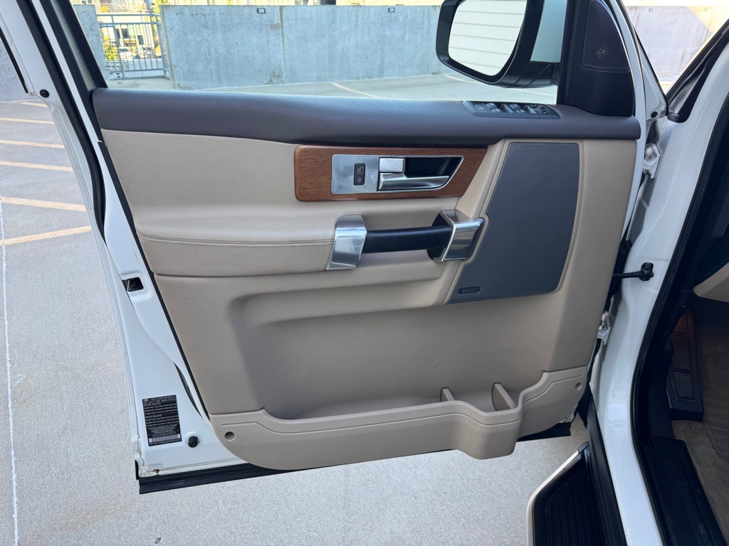 2016 Land Rover LR4 Image 10