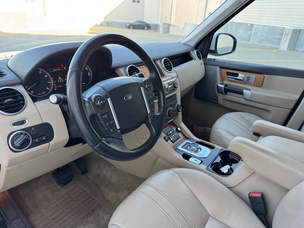 2016 Land Rover LR4 Image 11
