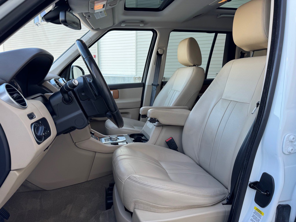 2016 Land Rover LR4 Image 12