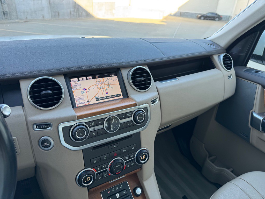 2016 Land Rover LR4 Image 16