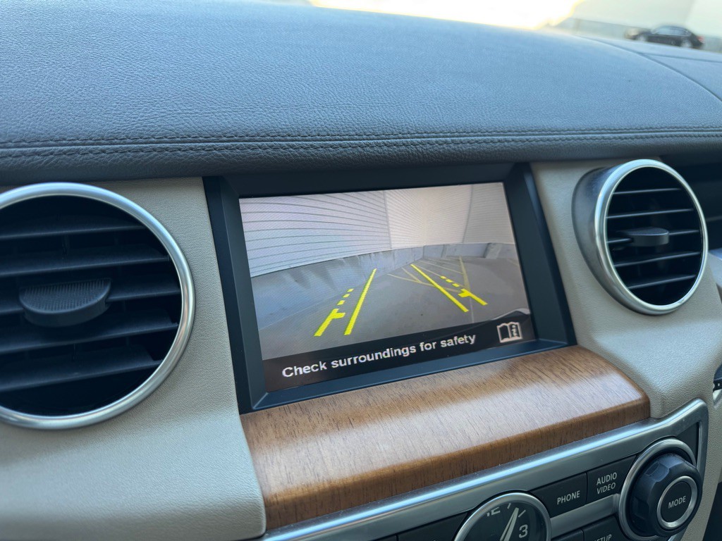 2016 Land Rover LR4 Image 18