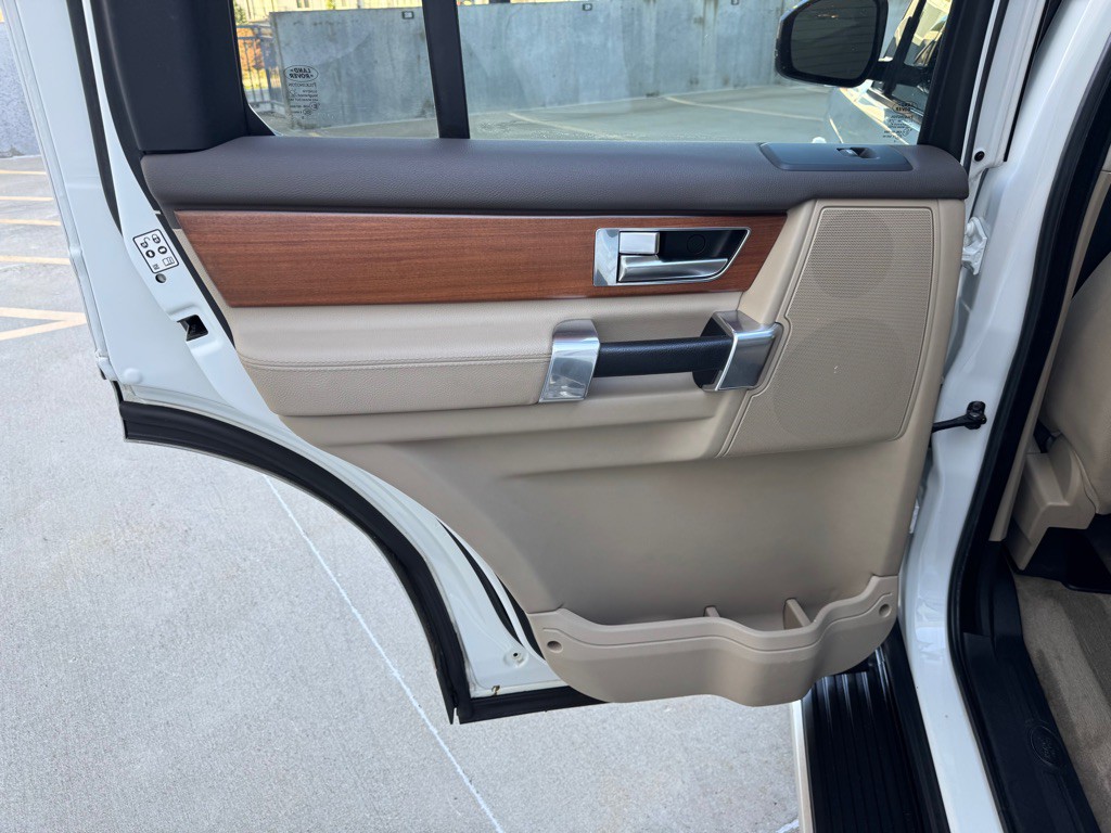 2016 Land Rover LR4 Image 21