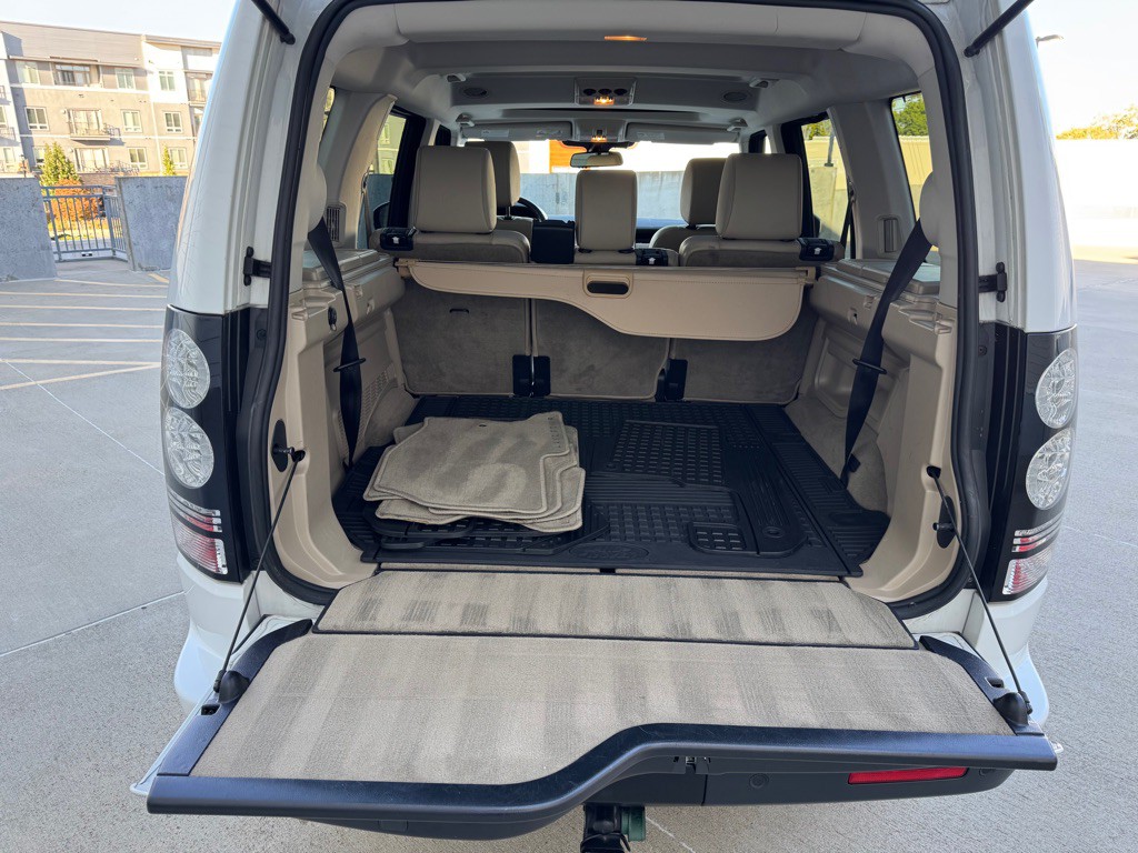 2016 Land Rover LR4 Image 25