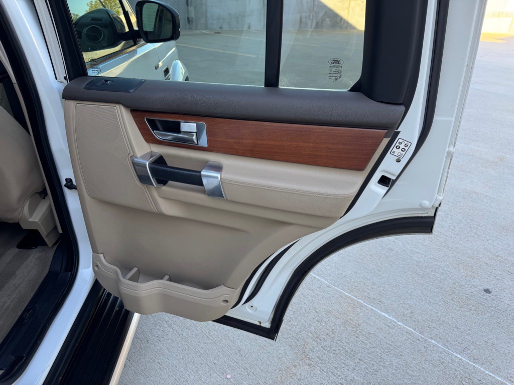 2016 Land Rover LR4 Image 26
