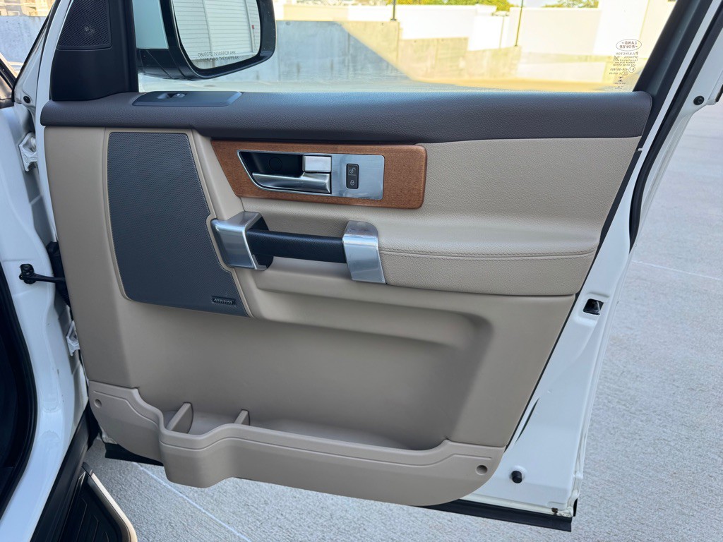 2016 Land Rover LR4 Image 28