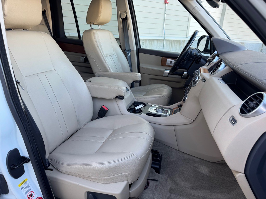 2016 Land Rover LR4 Image 30