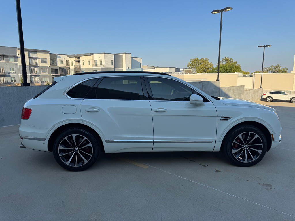 2019 Bentley Bentayga Image 2